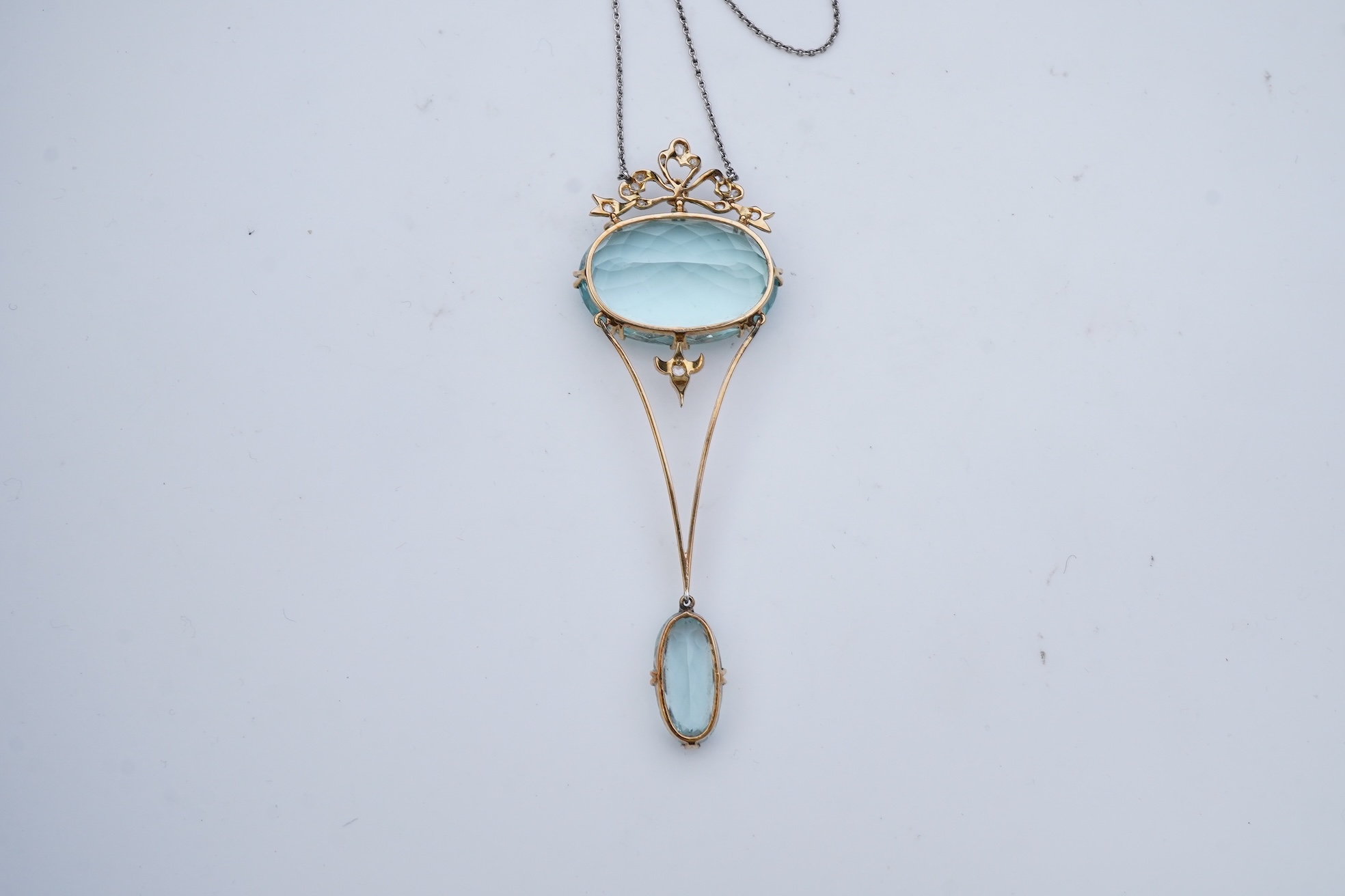 An Edwardian aquamarine and diamond pendant necklace, early 20th century